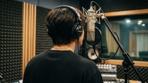 'n Kykie agter die skerms van 'n Kpop-idool in die ateljee. — Kpop GIF Muurpapier