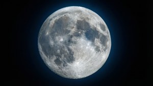 'n Ultra-gedetailleerde uitsig oor die volmaan se oppervlak met kraters en 'n subtiele blou halo. — Maan Muurpapier
