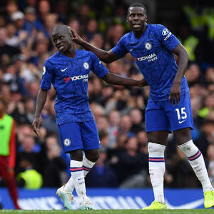 Kurt Zouma Hou Spanmaat se Kop Vas — Tecno Phantom V Flip2 Muurpapier