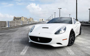 Wit Ferrari California geparkeer lessenaar agtergrond.