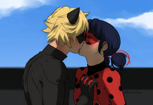 Ladybug en Cat Noir Soen blou lug agtergrond — Lieweheersbesie en swart kat soen Muurpapier