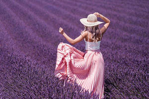 Laventel Estetiese Vrou In 'n Pienk Romp — Lavender estetika Muurpapier