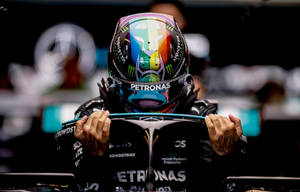 Lewis Hamilton klim uit die Halo