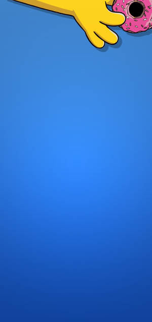 'n Pienk donut wat deur 'n geel hand vasgehou word in 'n minimalistiese blou S10-agtergrond. — S24 Ultra Muurpapier
