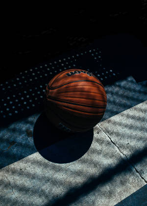 Basketbalbal op beton met gegote gestreepte skaduwees muurpapier — OnePlus Pad 2 Pro Muurpapier