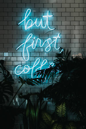 "Maar Eers Koffie" in Neonblou iPhone — Xiaomi Pad 8 Pro Muurpapier