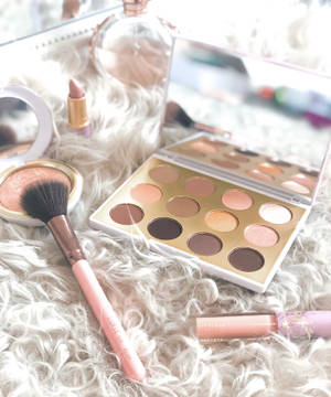 Mac Cosmetics Sneeubal-agtergrond — Motorola Razr Ultra 2026 Muurpapier