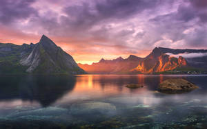 Lake and mountain range with a break of dawn clouds MacBook Pro wallpaper. — MacBook Pro Muurpapier