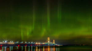 Mackinac-brug met Aurora Borealis