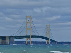 Mackinac-brug oor Golwe — Oseaan golwe Muurpapier