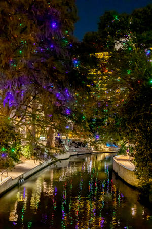 Magiese Kersfeesliggies Verhelder San Antonio River Walk. — Huawei MatePad Muurpapier