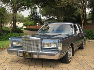 Majestueuse 1986 Lincoln Town Car geparkeer op 'n Teeroprit — Koel motors Muurpapier