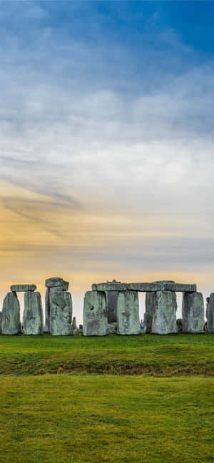Majestueuse uitsig oor Stonehenge teen Sondergang — Vivo V70 Lite Muurpapier