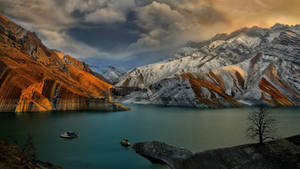 Oranje en wit rotsagtige berge in Alborz, Iran muurpapier. — 3840x1080 Muurpapier