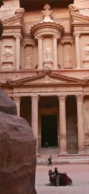 Majestueuse Uitsig oor Petra se Groot Fasade — Vivo V70 FE Muurpapier