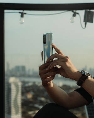 Man met Xiaomi-slimfoon — Xiaomi Muurpapier