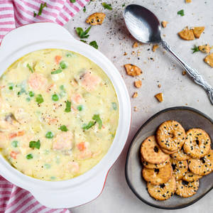 Melkerige salm chowder-agtergrond — Motorola Razr 2026 Muurpapier