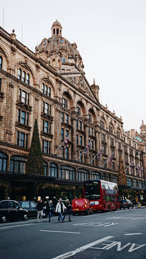 Mense wat by Harrods oorsteek