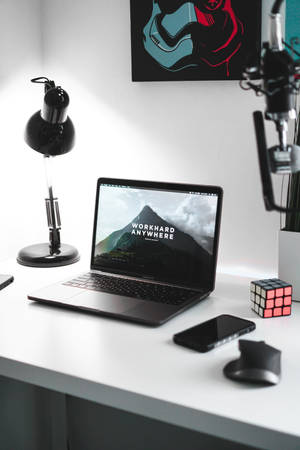 Minimalistiese iPhone-buro-opstelling — Xiaomi Pad 8 Muurpapier