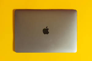 Minimalistiese Mac-werkruimte met 'n Tikkie Elegansie — Estetiese MacBook Muurpapier