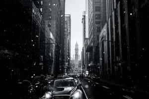 Monochroom Donker Stad met Toring — Donker stad Muurpapier