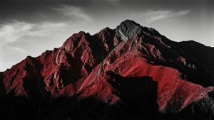 Swart-en-wit fynkunsfoto van rooi berg wat tekstuur beklemtoon