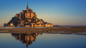 Mont Saint Michel helder lug muurpapier