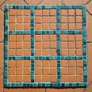 'n Keramiek mosaïek sudoku-rooster in terracotta en groenblou. — Huawei nova Flip Muurpapier
