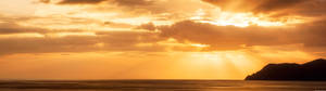 Ultrawye oranje sonsondergang oor die wye see. — 5120x1440 Muurpapier