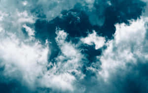 'n blou lug met wolke en 'n vliegtuig wat daaroor vlieg — Blou lug Muurpapier