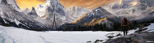 Stapper wat na sneeubedekte berge kyk muurpapier. — 5120x1440 Muurpapier