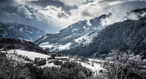 'n Swart-en-wit foto van hooglande en berge wat met sneeu bedek is.