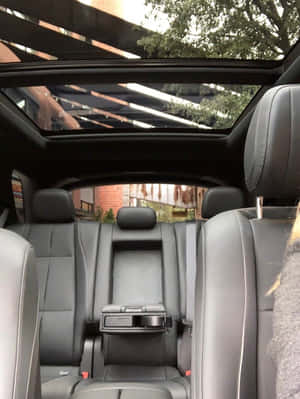 'n Moderne gesinsmotor op 'n skilderagtige padrit — HMD Terra M Muurpapier