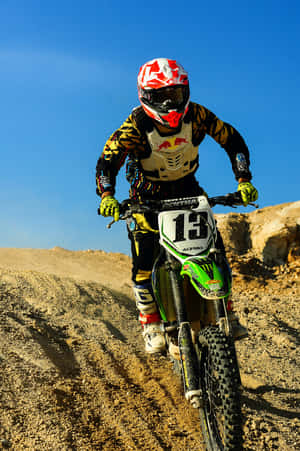 'n Motocross-renner spring hoog teen 'n helder lug — Vivo Pad SE Muurpapier