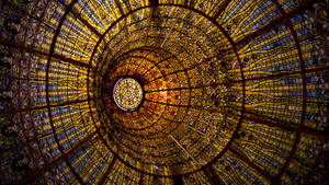 Patroon van geel son en vrougesigte in katedraalvenster muurpapier. — 3840x1080 Muurpapier