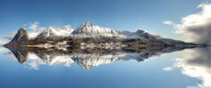 Weerspieëlde sneeubedekte berg in ultrawye beeldmuurpapier.