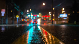 Vervaagde Nag Nat Straat-agtergrond. — 2560x1440 Muurpapier