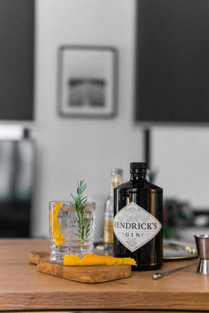 Nabyfoto van Hendrick's Gin-bottel — Xiaomi Pad 8 Pro Muurpapier