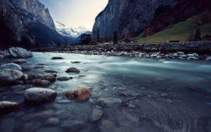 Skoonheid van die natuur en helder soos glas rivier vir MacBook Pro Retina-agtergrond. — MacBook Pro Muurpapier