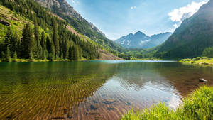 Helder waters in Maroon Bells-meer van die Elk-berge agtergrond.