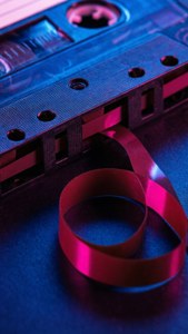 'n Cyberpunk-geïnspireerde kassetband met gloeiende neon-linte. — Musiek estetika Muurpapier