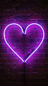 Neon pers hart lig op 'n baksteenmuur, romantiese gloed. — Neon pers Muurpapier