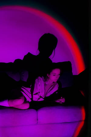 Neonpers Estetiese Sonsaklamp — Neon pers estetika Muurpapier