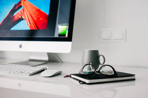Onderskrif: Gesofistikeerde Mac-werkruimte-uitleg op 'n Skoon Houtlessenaar — Estetiese MacBook Muurpapier