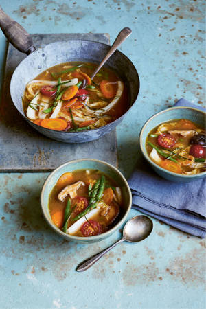 Onderskrif: Lewendige en Heerlike Tom Yum-sop vir Twee — Huawei MatePad Air (2026) Muurpapier