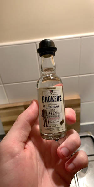 Onderskrif: Miniature Brokers Gin Bottel — 18:9 Muurpapier