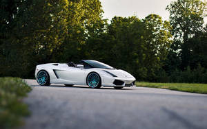 Wit Lamborghini Gallardo Spyder kap-af-agtergrond.