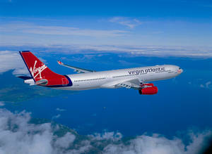 Opstyging van Virgin Atlantic Vliegtuig — Blou lug Muurpapier