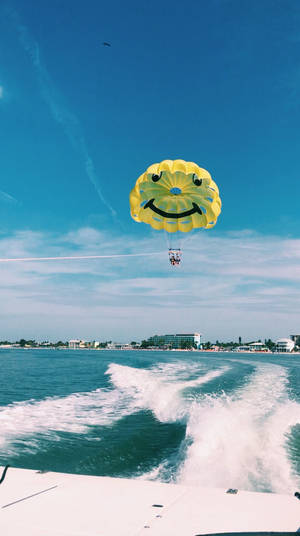 Opwindende See-avontuur - Parasailing Agter 'n Snelboot — See-uitsig oor die see Muurpapier