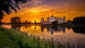 Oranje Sonsondergang Belarus Kasteel — Sononder lug Muurpapier